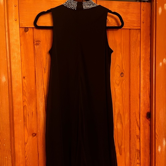 Beautiful dress for holiday parties! - Picture 2 of 4